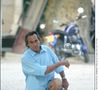 Aujourd'hui, il va mieux et s'adonne à nouveau à la pétanque.
© Hounsfield-Lepresle/ABACA. 48333-3. Saint-Tropez-France, 04/08/2003. Pétanque sur la place des Lices à St Trop. Sur la photo : Philippe Lavil.
