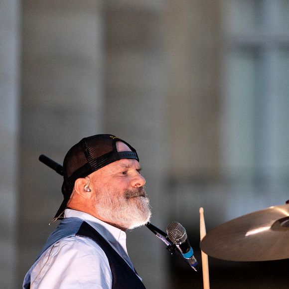 Le grand chef et animateur TV Philippe Etchebest est egalement leader et batteur d'un groupe de rock, "Chef and the Gang", il a organisé pour la fete de la musique un concert devant un de ses restaurants, " Le Quatrieme Mur", qu'il dirige dans le batiment de l'Opera de Bordeaux, le 21 Juin 2024. Patrick Bernard-Thierry David/ Bestimage