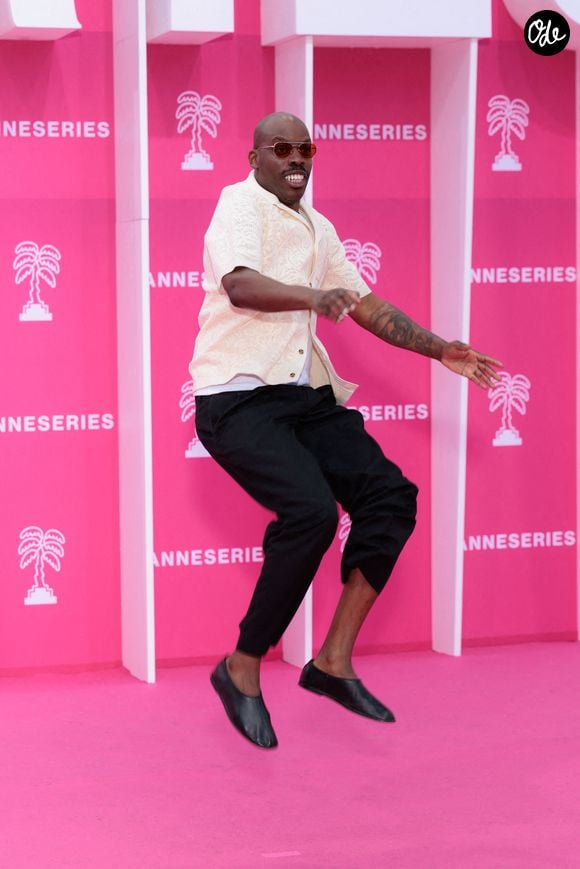 Rapidement, il se rend compte de son potentiel comique

Jean-Pascal Zadi assiste à la troisième journée du 9e Festival international de Canneseries, le 25 avril 2026 à Cannes, en France. Photo : Shootpix/ABACAPRESS.COM