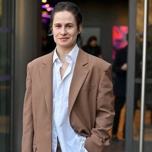 Christine And The Queens aka Redcar Rahim arrivant au défilé Stella McCartney pendant la semaine de la mode à Paris, France, le 5 mars 2025. Photo par Julien Reynaud/Aps-Medias/Abaca