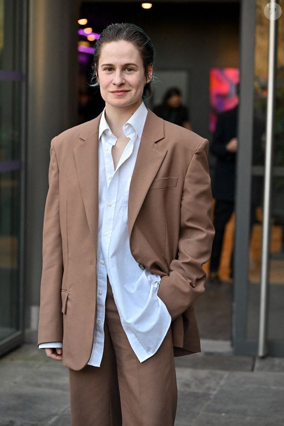 Christine And The Queens aka Redcar Rahim arrivant au défilé Stella McCartney pendant la semaine de la mode à Paris, France, le 5 mars 2025. Photo par Julien Reynaud/Aps-Medias/Abaca
