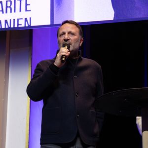 Pourtant, depuis 2008, la comédienne a opéré un virage radical à 180 degrés. 

L'animateur Arthur (Jacques Essebag) au meeting de solidarité avec le peuple iranien "Iran, silence on tue !" à la Maison de la Chimie à Paris le 9 février 2026.
© Shana Abitbol / Bestimage
