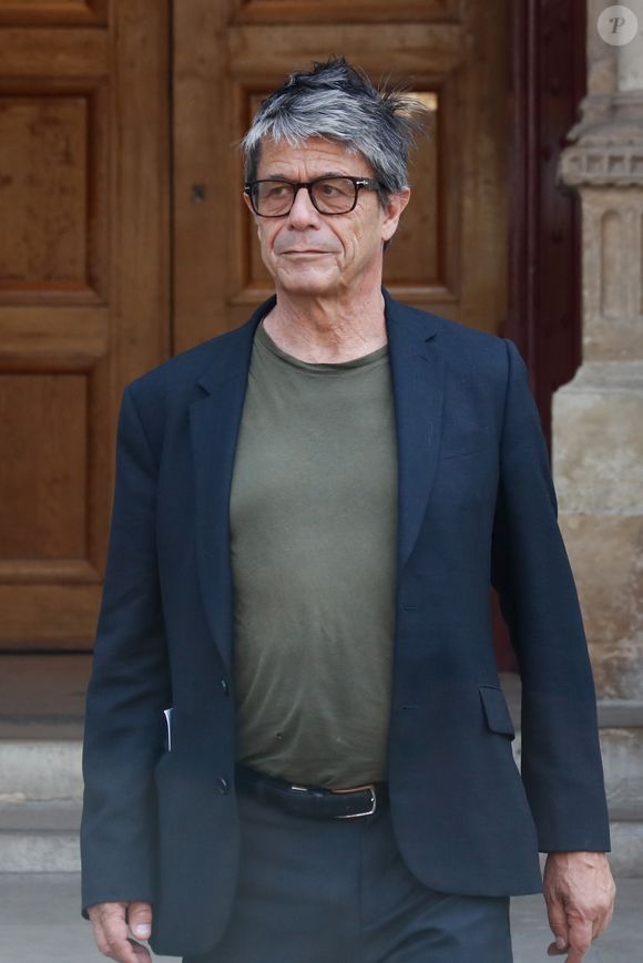 Info - Emmanuel Carrère remporte le prix Médicis pour son livre "Kolkhoze" - Emmanuel Carrère - Sorties des obsèques de Philippe Labro en l'église de Saint-Germain-des-Prés à Paris le 13 juin 2025. © Dominique Jacovides - Christophe Clovis / Bestimage