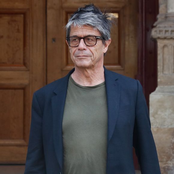 Info - Emmanuel Carrère remporte le prix Médicis pour son livre "Kolkhoze" - Emmanuel Carrère - Sorties des obsèques de Philippe Labro en l'église de Saint-Germain-des-Prés à Paris le 13 juin 2025. © Dominique Jacovides - Christophe Clovis / Bestimage