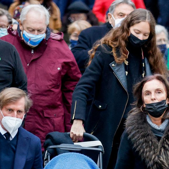 L’école est située dans un lieu enchanteur en Île-de-France, près de la forêt de Fontainebleau.

Sasha (Fille d'Igor) et son bébé, Charles-Henri de Lobkowicz, guest - Sorties de la messe en hommage aux frères Igor et Grichka Bogdanoff (Bogdanov) en l'église de La Madeleine à Paris. Le 10 janvier 2022
© Jacovides-Moreau / Bestimage