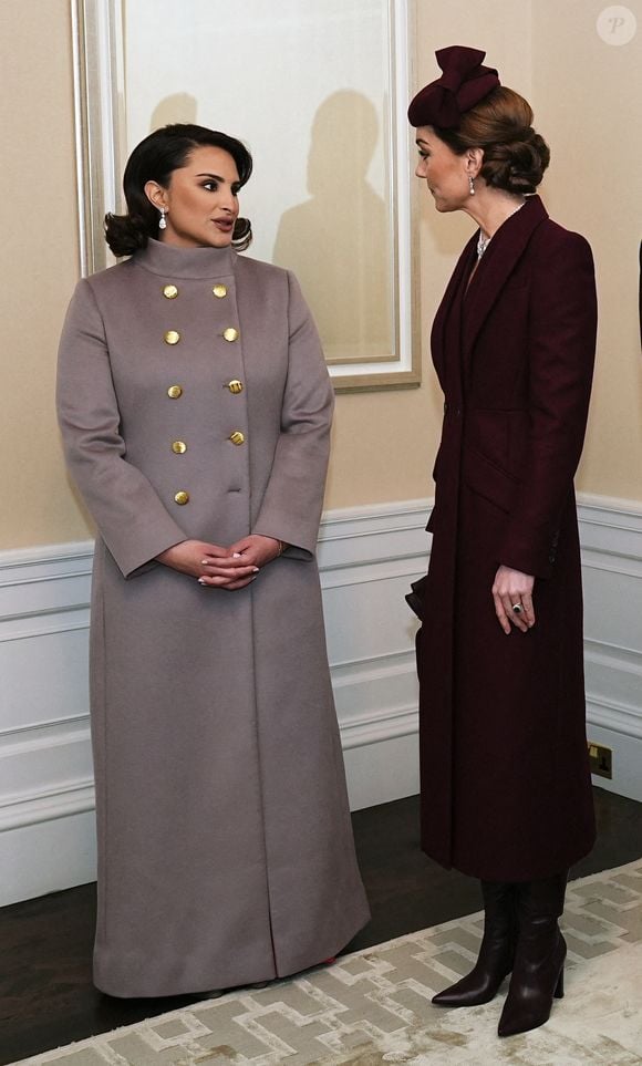 La princesse de Galles (à droite) salue Sheikha Jawaher, l'épouse de l'émir du Qatar Sheikh Tamim bin Hamad Al Thani, à Londres, au nom du roi, avant la cérémonie d'accueil à Horse Guards Parade, à l'occasion de leur visite d'État au Royaume-Uni. Date de la photo : mardi 3 décembre 2024.