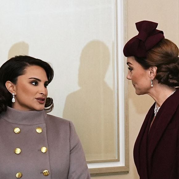 La princesse de Galles (à droite) salue Sheikha Jawaher, l'épouse de l'émir du Qatar Sheikh Tamim bin Hamad Al Thani, à Londres, au nom du roi, avant la cérémonie d'accueil à Horse Guards Parade, à l'occasion de leur visite d'État au Royaume-Uni. Date de la photo : mardi 3 décembre 2024.