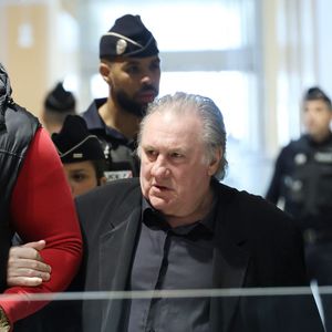 Gérard Depardieu -  Arrivées au procès de Gérard Depardieu pour agressions sexuelles sur deux femmes lors d'un tournage de film en 2021, au tribunal correctionnel de Paris.

© Clovis / Guignebourg / Bestimage