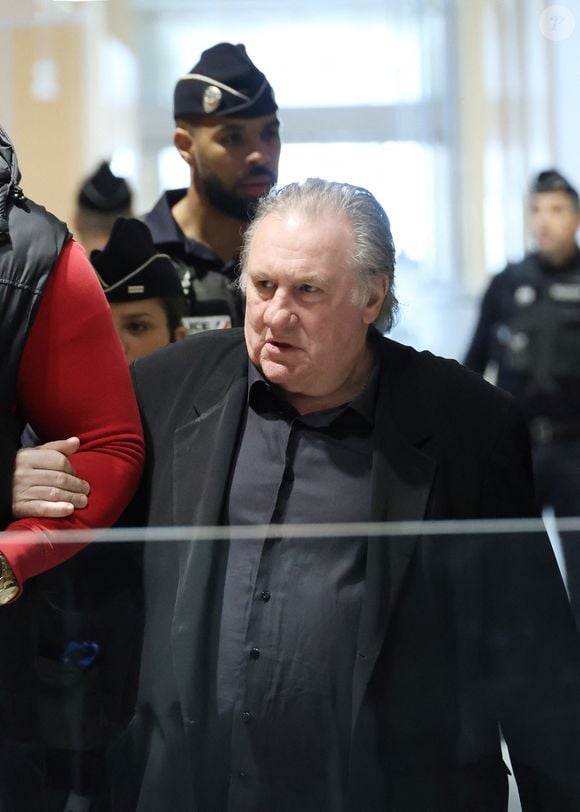 Gérard Depardieu -  Arrivées au procès de Gérard Depardieu pour agressions sexuelles sur deux femmes lors d'un tournage de film en 2021, au tribunal correctionnel de Paris.

© Clovis / Guignebourg / Bestimage