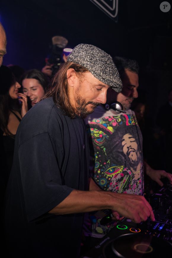 Mais pas tout seul. 

Bob Sinclar aux platines lors de la soirée B-BOY ISH au Pavillon Tilsitt à Paris, le 10 décembre 2025.
© Florian Lavielle / Bestimage
