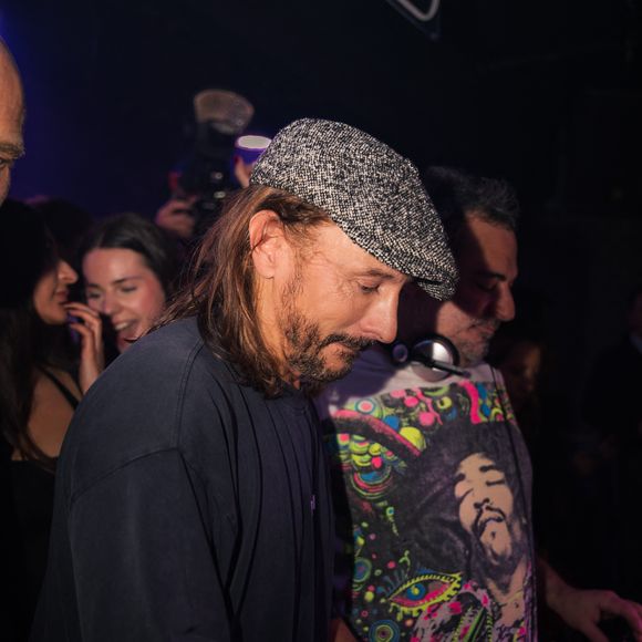 Mais pas tout seul. 

Bob Sinclar aux platines lors de la soirée B-BOY ISH au Pavillon Tilsitt à Paris, le 10 décembre 2025.
© Florian Lavielle / Bestimage