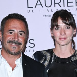 Père de deux grandes filles, il file aujourd'hui le parfait amour avec Camille Rabineau, costumière de cinéma, de 24 ans sa cadette

José Garcia et sa compagne Camille à la 28ème cérémonie des Lauriers de l'Audiovisuel au théâtre Marigny à Paris le 20 février 2023.  © Coadic Guirec/Bestimage