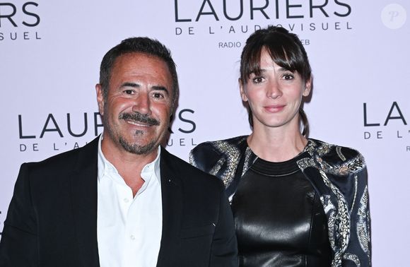 Père de deux grandes filles, il file aujourd'hui le parfait amour avec Camille Rabineau, costumière de cinéma, de 24 ans sa cadette

José Garcia et sa compagne Camille à la 28ème cérémonie des Lauriers de l'Audiovisuel au théâtre Marigny à Paris le 20 février 2023.  © Coadic Guirec/Bestimage