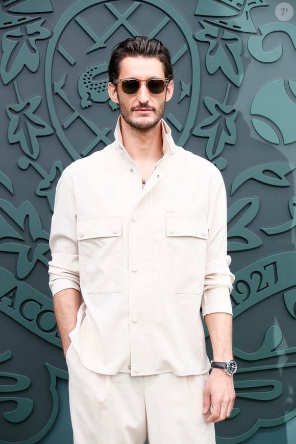 Pierre Niney au photocall du défilé Lacoste "Collection Prêt-à-Porter Automne/Hiver 2025-2026" lors de la Fashion Week de Paris (PFW), le 9 mars 2025

© Christophe Clovis / Bestimage