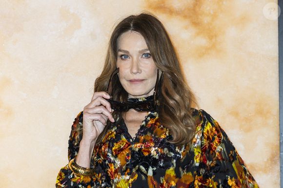 "Tant que je serai vivante, je serai toujours là pour ceux que tu aimes et qui t’aiment", écrit-elle en légende d'un carrousel de photos.

Carla Bruni - Photo Call pour Le Défilé « Saint Laurent »Collection Prêt-à-Porter Automne/Hiver 2025-2026" lors de la Fashion Week de Paris (PFW), le 11 mars 2025. © Olivier Borde /Bestimage