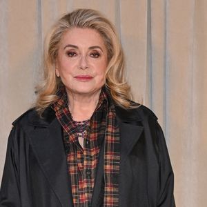 Catherine Deneuve a tragiquement perdu sa soeur en 1967. Françoise Dorléac s'est tuée dans un accident de voiture.

Catherine Deneuve assiste à la présentation de Roger Vivier lors de la semaine de la mode à Paris, France, le 2 octobre 2025. Photo by Julien Reynaud/APS-Medias/ABACAPRESS.COM