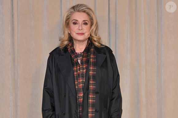 Catherine Deneuve a tragiquement perdu sa soeur en 1967. Françoise Dorléac s'est tuée dans un accident de voiture.

Catherine Deneuve assiste à la présentation de Roger Vivier lors de la semaine de la mode à Paris, France, le 2 octobre 2025. Photo by Julien Reynaud/APS-Medias/ABACAPRESS.COM