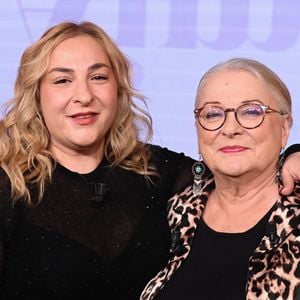 Exclusif - Josiane Balasko et sa fille Marilou Berry en backstage de l'enregistrement de l'émission "Famille je vous aime" présentée par M.Drucker et qui sera diffusée le 29 décembre sur France 3, au studio Rive gauche, à Paris, France, le 2 décembre 2025. © Gaffiot-Perusseau/Bestimage