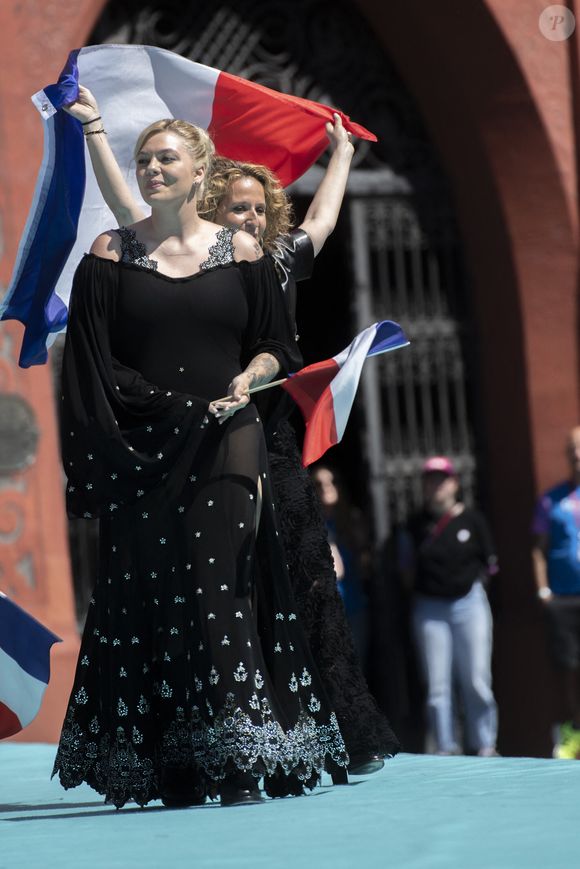 Mais les fans français attendaient avec impatience de voir débarquer sur le Tapis turquoise celle qui portent tous leurs espoirs : Louane. Celle qui représentera la France est apparue très souriante, dans une robe noire très élégante, mais plutôt sobre par rapport à ses concurrents.

Louane sur le Tapis turquoise de l'Eurovision, le 11 mai 2025, à Bâle, en Suisse. © Baden Roth/ZUMA Press Wire