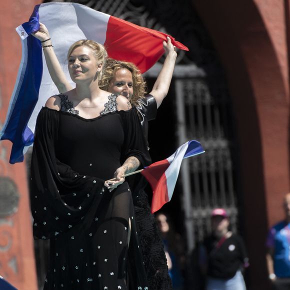 Mais les fans français attendaient avec impatience de voir débarquer sur le Tapis turquoise celle qui portent tous leurs espoirs : Louane. Celle qui représentera la France est apparue très souriante, dans une robe noire très élégante, mais plutôt sobre par rapport à ses concurrents.

Louane sur le Tapis turquoise de l'Eurovision, le 11 mai 2025, à Bâle, en Suisse. © Baden Roth/ZUMA Press Wire