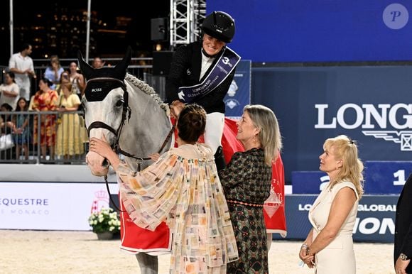 La princesse Caroline de Hanovre, sa fille Charlotte Casiraghi, Diane Fissore, la présidente du jumping et de la Fédération monégasque d’équitation, et Kim Emmen, arrivée 3eme du concours, lors de la 3ème journée du Jumping International de Monte-Carlo, le 5 juillet 2025. © Bruno Bebert/Bestimage