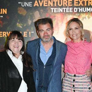 Clovis Cornillac (acteur et réalisateur), sa mère Myriam Boyer et sa femme Lilou Fogli au photocall de l'avant-première du film "C'est Magnifique !" au cinéma UGC Ciné Cité Les Halles à Paris le 31 mai 2022.

© Coadic Guirec / Bestimage