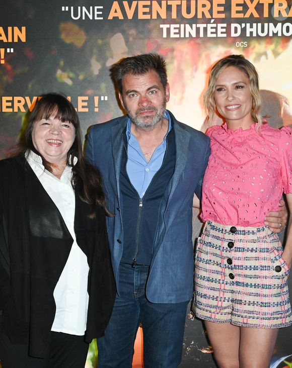 Clovis Cornillac (acteur et réalisateur), sa mère Myriam Boyer et sa femme Lilou Fogli au photocall de l'avant-première du film "C'est Magnifique !" au cinéma UGC Ciné Cité Les Halles à Paris le 31 mai 2022.

© Coadic Guirec / Bestimage