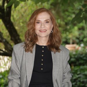 Isabelle Huppert au photocall du film "La Femme la plus riche du monde" lors de la 18ème édition du Festival du Film Francophone de Angoulême (FFA), France, le 26 août 2025.

© Coadic Guirec/Bestimage