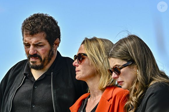 Jalil Narjissi avec sa femme Valérie et leur fille lors de l'inauguration d'un complexe sportif portant le nom de Medhi Narjissi, leur fils décédé lors d'un entrainement de rugby en Afrique du Sud.  Sainte-Colombe-en-Bruilhois, le 25 mai 2025.
Crédit : Thierry Breton/PsnewZ/Bestimage