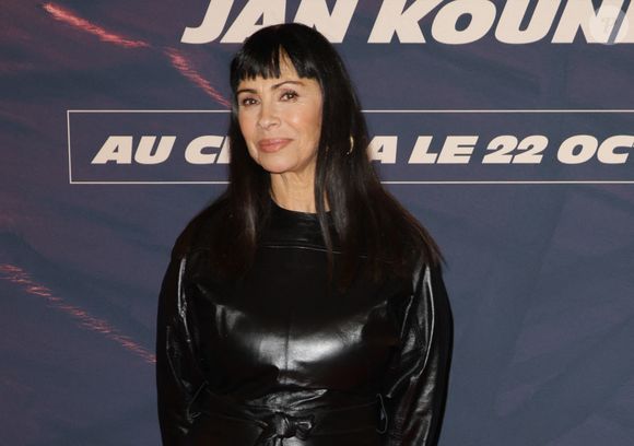 Mathilda May n'était pas disponible lors du tournage de la deuxième saison.

Mathilda May - Avant-première du film "L'Homme qui rétrécit" au cinéma le Grand Rex à Paris le 6 octobre 2025. © Coadic Guirec/Bestimage