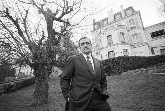 Archives - En France, Lino Ventura chez lui, dans sa maison de Saint-Cloud le 3 avril 1967. © Michel Ristroph via Bestimage