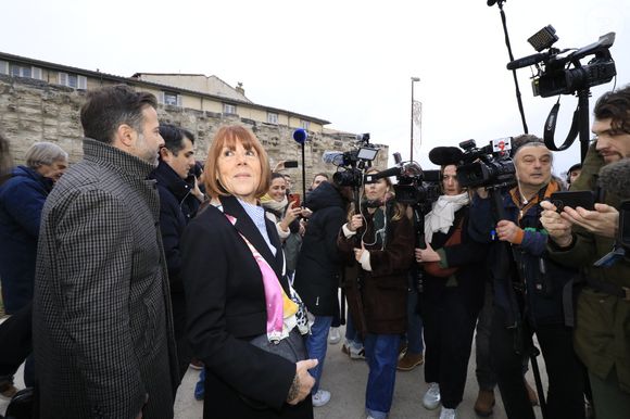 Gisèle Pelicot à son arrivée au tribunal d'Avignon - Procès de l'ex-mari D.Pelicot, accusé de l'avoir droguée pendant près de dix ans et d'avoir invité des inconnus à la violer à leur domicile de Mazan, une petite ville du sud de la France, à Avignon le 19 décembre 2024.  © Franz Chavaroche / Bestimage