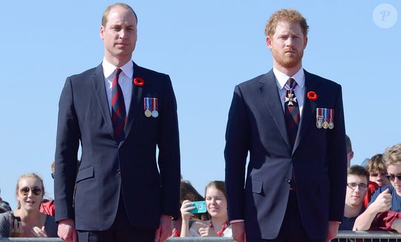 Les deux frères ont appris la disparition de leur jeune cousine âgée de 20 ans.

Le prince William et le Prince Harry lors des commémorations des 100 ans de la bataille de Vimy, le 9 avril 2017. 

Photo : Aurore Marechal / Pool / Bestimage