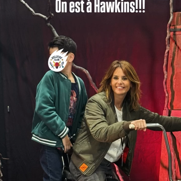 Faustine Bollaert avec ses enfants Abbie et Peter à la People Convention pour rencontrer les stars de "Stranger Things" à au Parc des expositions de Villepinte à Paris le dimanche 29 mars 2026. Capture Instagram