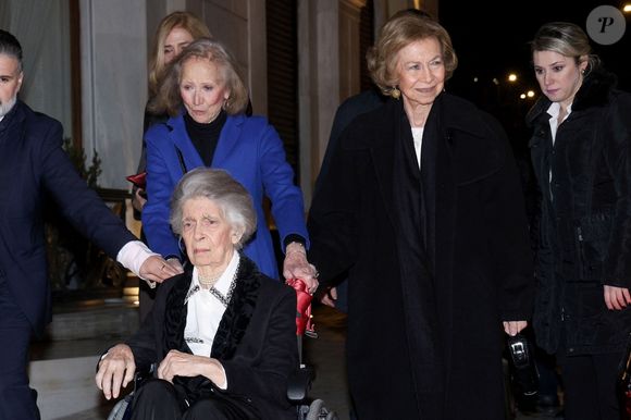 La reine Sofia d'Espagne (la reine Sofia) avec sa sœur la princesse Irene (la princesse Irene de Grèce) et sa fille l'infante Christina (l'infante Cristina d'Espagne) quittant l'hôtel pour le dîner précédant le mariage du prince Nikolaos avec Chrisi Vardinogianni. Photo par Backgrid UK/ Bestimage