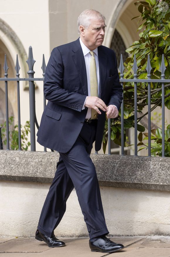 Parmi eux, le prince Andrew
Le prince Andrew assiste à la messe de Pâques de la famille royale dans la chapelle Saint George de Windsor dans le Berkshire, le 20 avril 2025 Dana Press / Bestimage