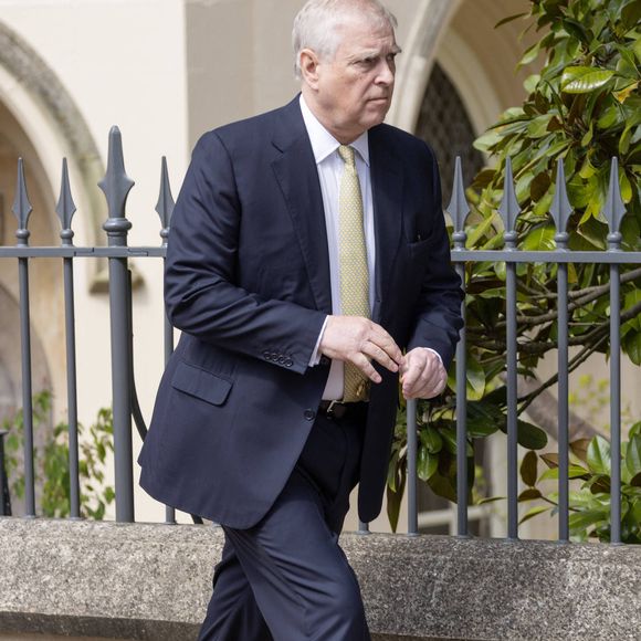 Parmi eux, le prince Andrew
Le prince Andrew assiste à la messe de Pâques de la famille royale dans la chapelle Saint George de Windsor dans le Berkshire, le 20 avril 2025 Dana Press / Bestimage