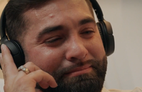 Kendji Girac écoute un message audio de sa famille dans "Rendez-vous en terre inconnue" sur France 2. On entend pour la toute première fois la voix de sa compagne Soraya.