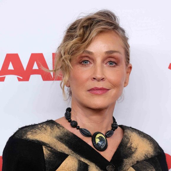 Très proches, les deux frère et sœur avaient souvent été vus ensemble lors d’événements hollywoodiens et de soirées caritatives.

10 janvier 2026 - Beverly Hills, Californie - Sharon Stone. 2026 Annual Movies for Grownups Awards with AARP held at Beverly Wilshire, A Four Seasons Hotell in Beverly Hills.
