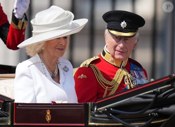 Le roi Charles III d'Angleterre et Camilla Parker Bowles, reine consort d'Angleterre, - Les membres de la famille royale britannique arrivent à Buckingham Palace pour la cérémonie Trooping the Colour à Londres, le 14 juin 2025. Affecté par le crash du Boeing 787 Dreamliner à Ahmedabad du 12 juin, le souverain et les officiels porteront un brassard noir en hommage aux plus de 270 victimes. Bon nombre d'elles étaient des ressortissants britanniques.
© James Whatling / Bestimage