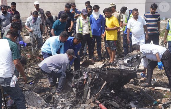 (250612) -- AHMEDABAD, 12 juin 2025 Photo by Xinhua/ABACAPRESS.COM) -- Des personnes effectuent des travaux de sauvetage sur le site de l'accident d'un avion d'Air India à Ahmedabad, dans l'État indien du Gujarat, le 12 juin 2025. Le ministère indien des Affaires étrangères a déclaré que de nombreuses personnes ont perdu la vie dans l'accident de l'avion avec 242 personnes à bord du vol vers Londres dans l'état occidental de Gujarat. (Str/Xinhua/ABACAPRESS.COM