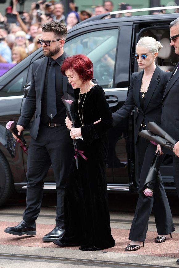 Les obsèques d'Ozzy Osbourne ont eu lieu le mercredi 30 juillet 2025 à Birmingham au Royaume-Uni

Sharon Osbourne et des membres de sa famille regardent les hommages floraux alors que le cortège funéraire d'Ozzy Osbourne s'arrête au Black Sabbath Bridge à Birmingham, Royaume-Uni le mercredi 30 juillet 2025. Photo de Stephen Lock/I-Images/ABACAPRESS.COM