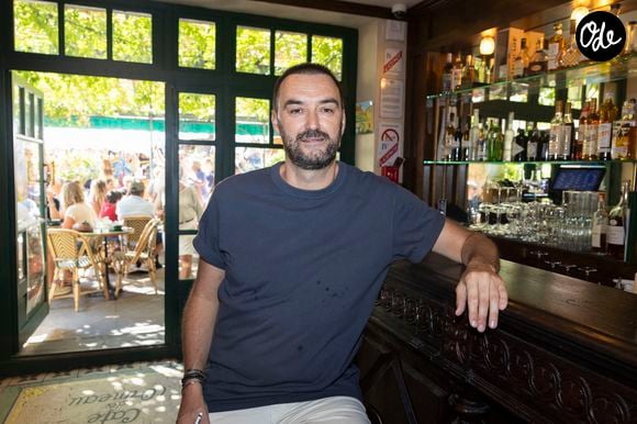Exclusif - Cyril Lignac - Séance de dédicaces « Les plumes de Ramatuelle » au Café de l'Ormeau en marge du 41e Festival de Ramatuelle, le 7 août 2025. © Cyril Bruneau / Festival de Ramatuelle / Bestimage