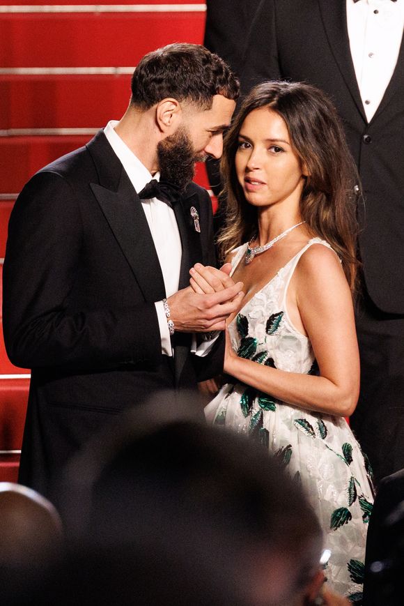 Son personnage est biculturel, comme elle

Karim Benzema et sa compagne Lyna Khoudri à la descente des marches du film « 13 jours 13 nuits » lors du 78ème Festival International du Film de Cannes. Le 23 mai 2025
© © Jacovides-Moreau / Bestimage / Bestimage
