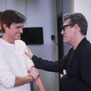 Exclusif - Alain-Fabien Delon avec Marc Lavoine en backstage de de l'émission "C à Vous" à Paris, France, le 18 octobre 2024. © Cyril Moreau/Bestimage