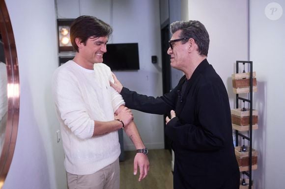 Exclusif - Alain-Fabien Delon avec Marc Lavoine en backstage de de l'émission "C à Vous" à Paris, France, le 18 octobre 2024. © Cyril Moreau/Bestimage