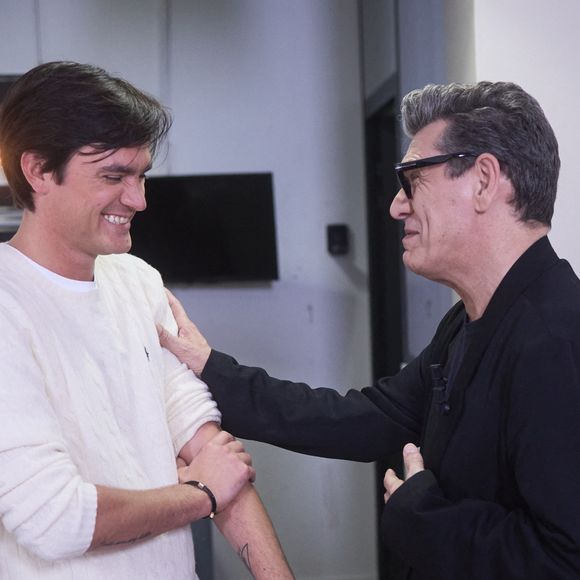 Exclusif - Alain-Fabien Delon avec Marc Lavoine en backstage de de l'émission "C à Vous" à Paris, France, le 18 octobre 2024. © Cyril Moreau/Bestimage