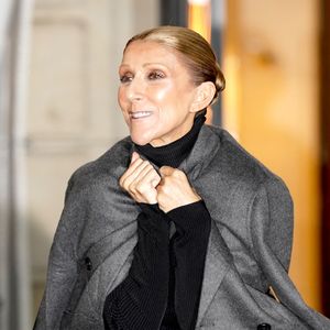 Sa partie centrale peut également être portée sous une autre forme.

Céline Dion salue ses fans devant son hôtel à Paris. 
© Backgrid USA / Bestimage