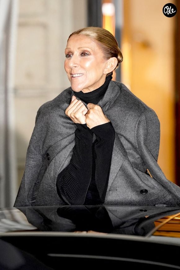 Sa partie centrale peut également être portée sous une autre forme.

Céline Dion salue ses fans devant son hôtel à Paris. 
© Backgrid USA / Bestimage
