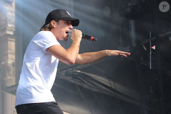 alors que sa résidence a été fixée chez lui depuis leur divorce. 

Nekfeu - Quatrième jour du festival Fnac Live sur le parvis de l'Hôtel de Ville à Paris. Le 18 juillet 2015